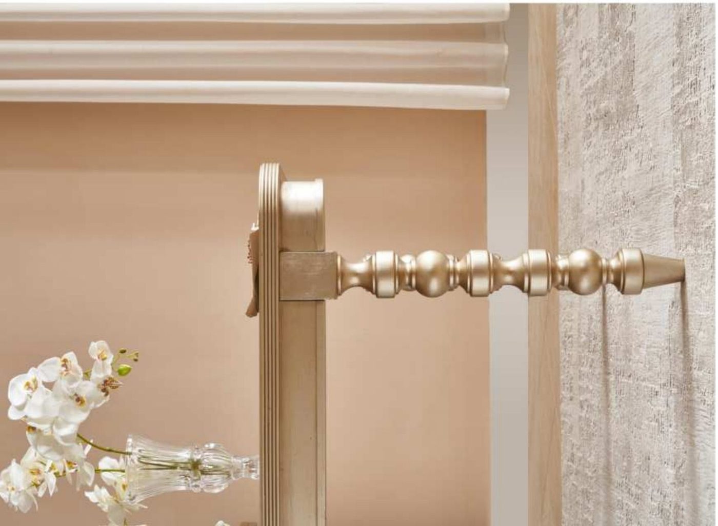 Belrose Pedestal Stand — Pedestal Stand from the Belrose series
